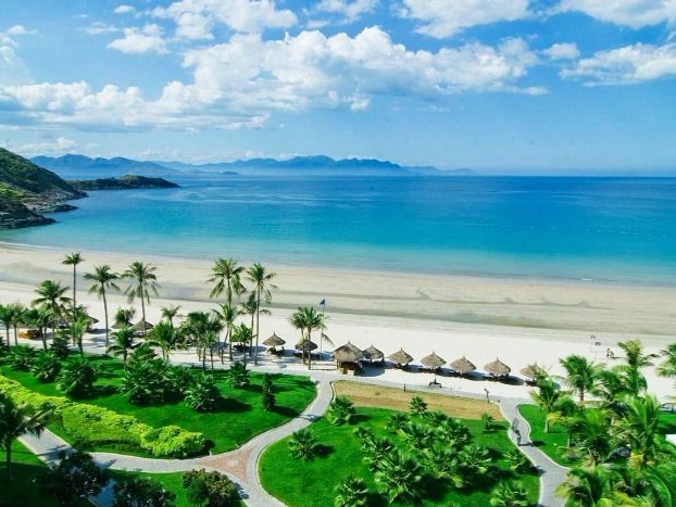 Ringed by a necklace of hills and with a sweeping crescent beach, Nha Trang enjoys a stunning setting. Offering some of the best scuba diving in the c...