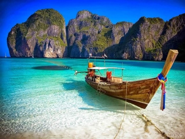 Blessed with exotic marine life, including leopard sharks and colourful coral reefs, Phi Phi Islands are a beautiful combination of stone and sand bea...