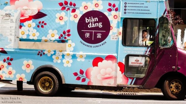 Biàn DÄng offers Taiwanese-style food to a midtown lunch crowd. Their iconic light blue truck with plum blossom accents serves classic fried...