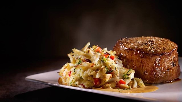 For more than two decades, Del Frisco’s Double Eagle Steak House has attracted after-work clientele and pre-theatre diners with their elegant, s...