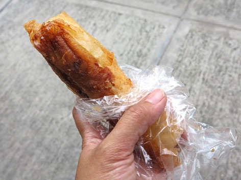 This is a classic Filipino favorite, made by enclosing slices of saba banana and jackfruit in egg roll wrappers and deep frying them along with a gene...