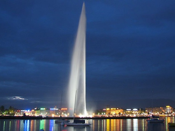 The King Fahd’s Fountain is a fountain located in Jeddah, Saudi Arabia. Like the Jet d’Eau, the construction cost of this fountain that st...