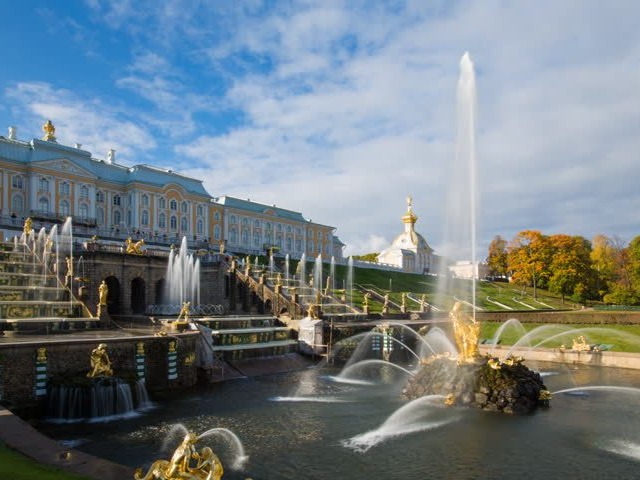 The Grand Cascade is a majestic fountain located in the Palace of Peterhof, Russia. This is undoubtedly one of the most beautiful and majestic royal p...