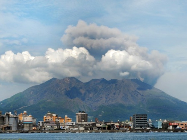 Close to his volcano lives around of 700.000 inhabitants. Since 1955, the Sakura-Lima started erupting regularly and because of that, this is consider...